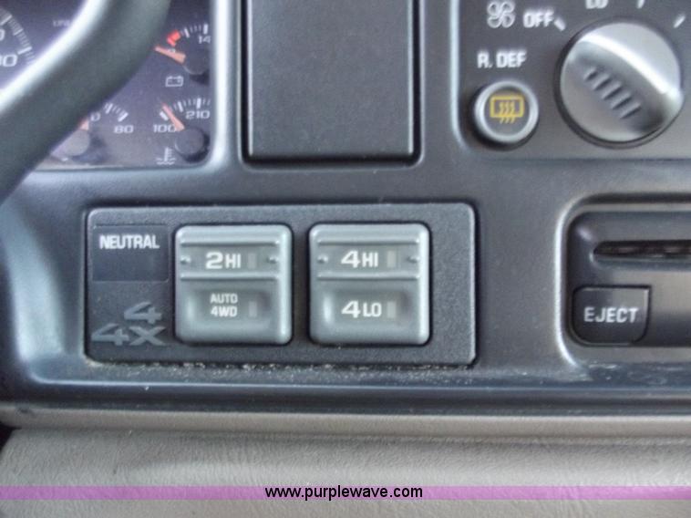 image for item B6151 1999 GMC Suburban 1500 SLT SUV