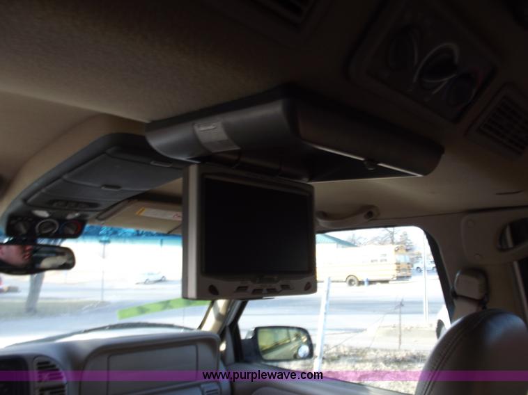 image for item B6151 1999 GMC Suburban 1500 SLT SUV