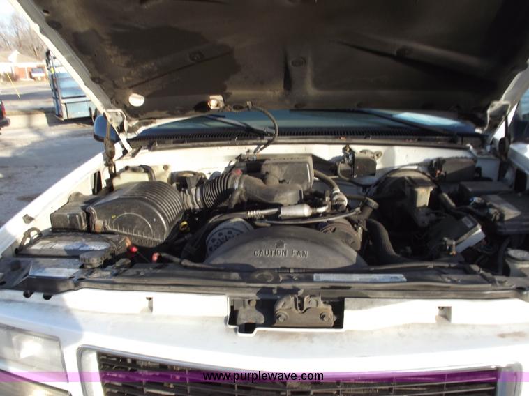 image for item B6151 1999 GMC Suburban 1500 SLT SUV