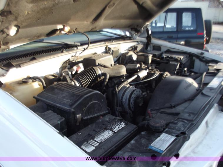 image for item B6151 1999 GMC Suburban 1500 SLT SUV