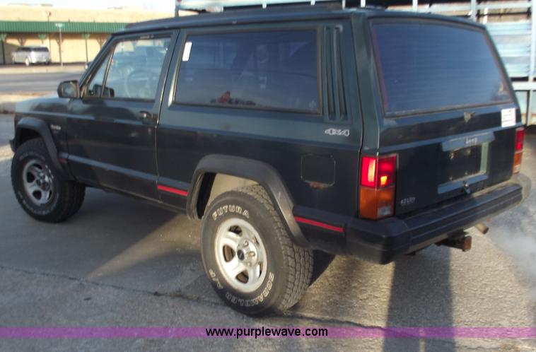 image for item B6152 1994 Jeep Cherokee Sport SUV