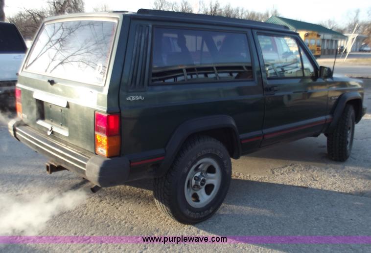 image for item B6152 1994 Jeep Cherokee Sport SUV