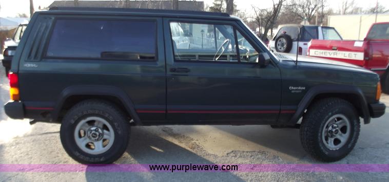 image for item B6152 1994 Jeep Cherokee Sport SUV