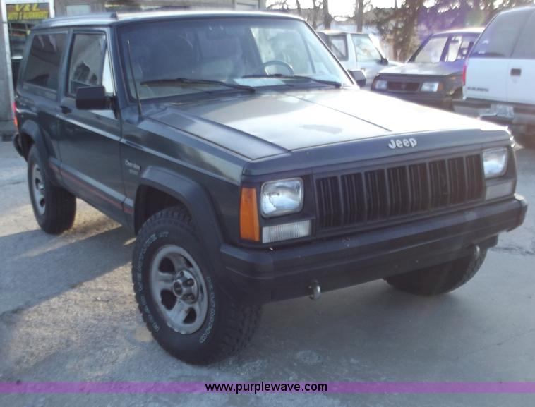 image for item B6152 1994 Jeep Cherokee Sport SUV