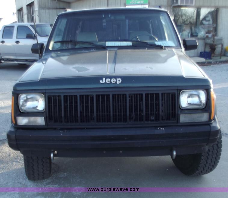 image for item B6152 1994 Jeep Cherokee Sport SUV