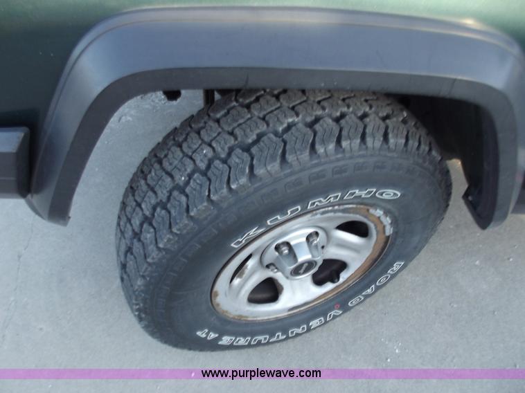 image for item B6152 1994 Jeep Cherokee Sport SUV