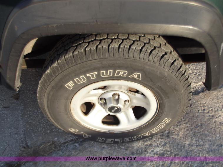 image for item B6152 1994 Jeep Cherokee Sport SUV