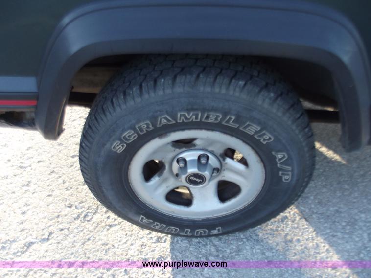 image for item B6152 1994 Jeep Cherokee Sport SUV