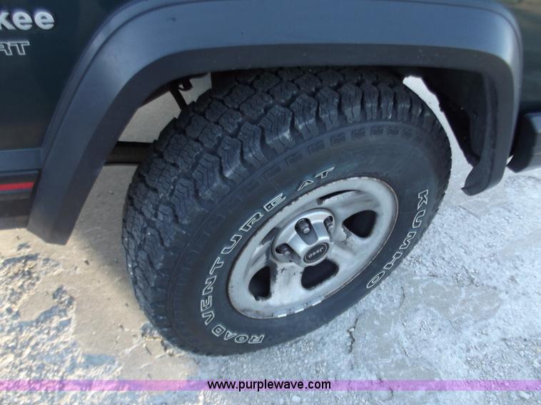 image for item B6152 1994 Jeep Cherokee Sport SUV