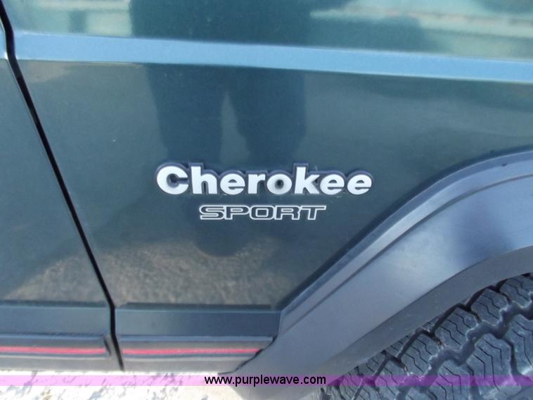 image for item B6152 1994 Jeep Cherokee Sport SUV
