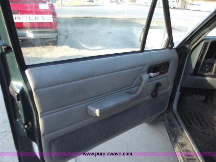 image for item B6152 1994 Jeep Cherokee Sport SUV