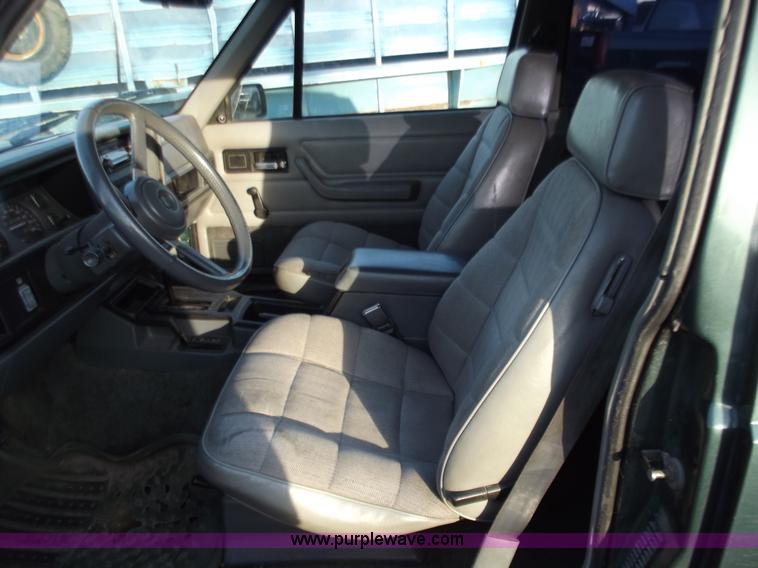 image for item B6152 1994 Jeep Cherokee Sport SUV