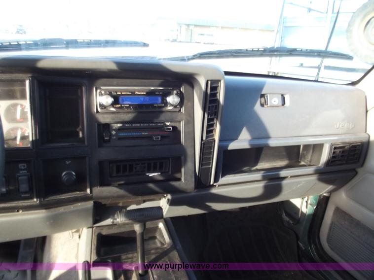 image for item B6152 1994 Jeep Cherokee Sport SUV