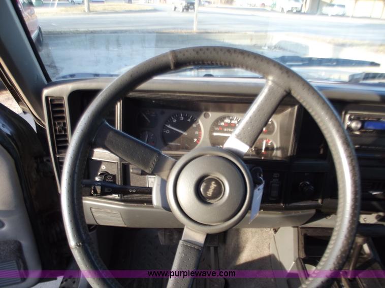 image for item B6152 1994 Jeep Cherokee Sport SUV