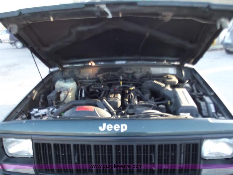 image for item B6152 1994 Jeep Cherokee Sport SUV