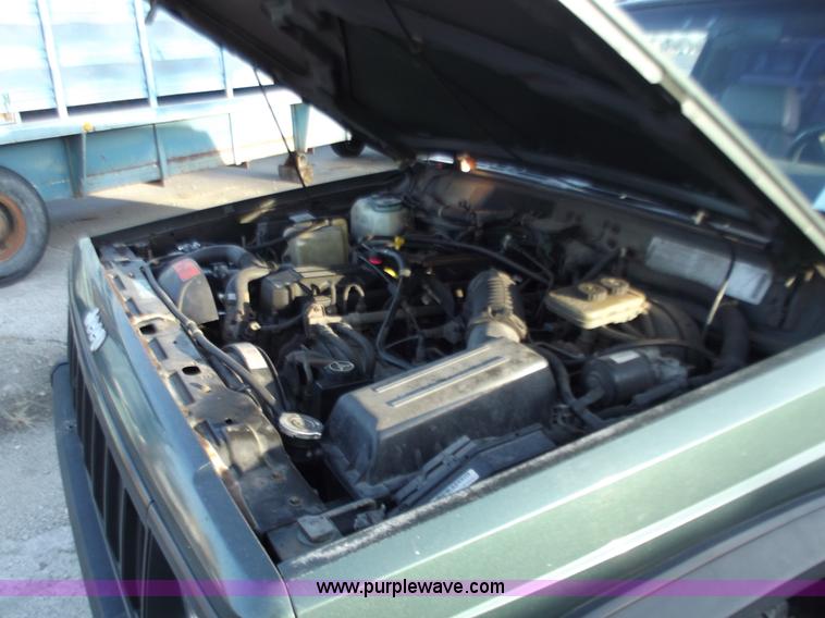 image for item B6152 1994 Jeep Cherokee Sport SUV