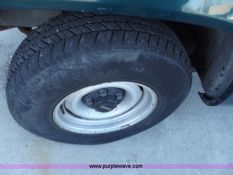 image for item B6153 1997 GMC Sierra 1500 SL pickup truck