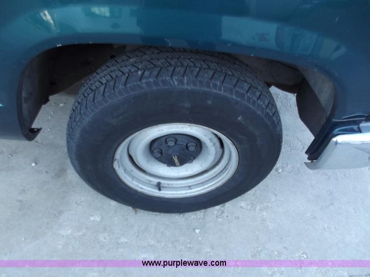 image for item B6153 1997 GMC Sierra 1500 SL pickup truck