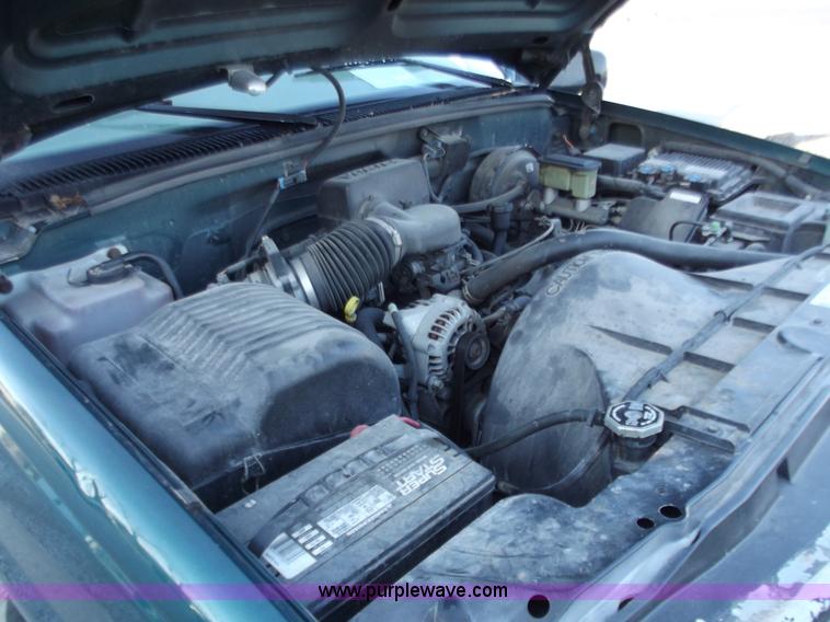 image for item B6153 1997 GMC Sierra 1500 SL pickup truck