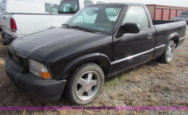 image for item B7052 2000 GMC Sonoma S10 pickup truck
