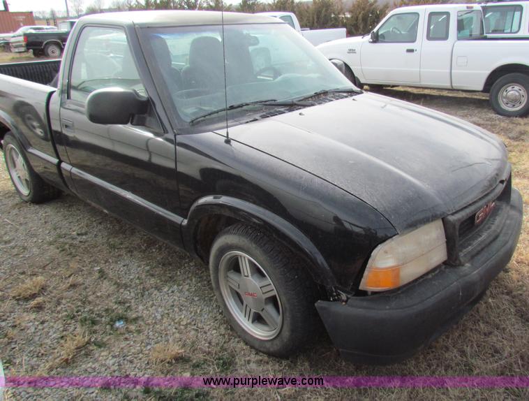 image for item B7052 2000 GMC Sonoma S10 pickup truck