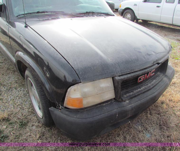 image for item B7052 2000 GMC Sonoma S10 pickup truck
