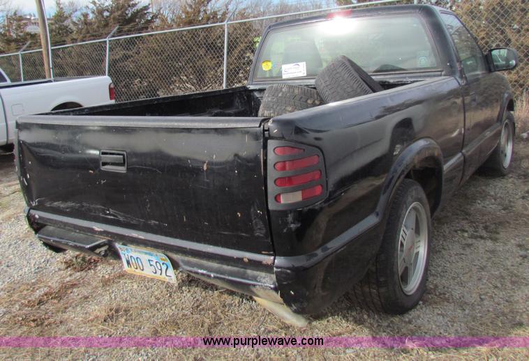 image for item B7052 2000 GMC Sonoma S10 pickup truck