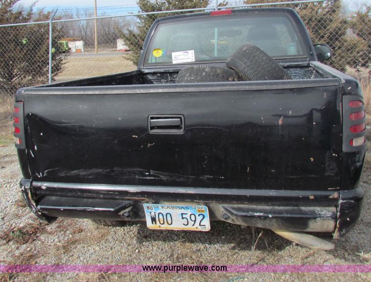 image for item B7052 2000 GMC Sonoma S10 pickup truck