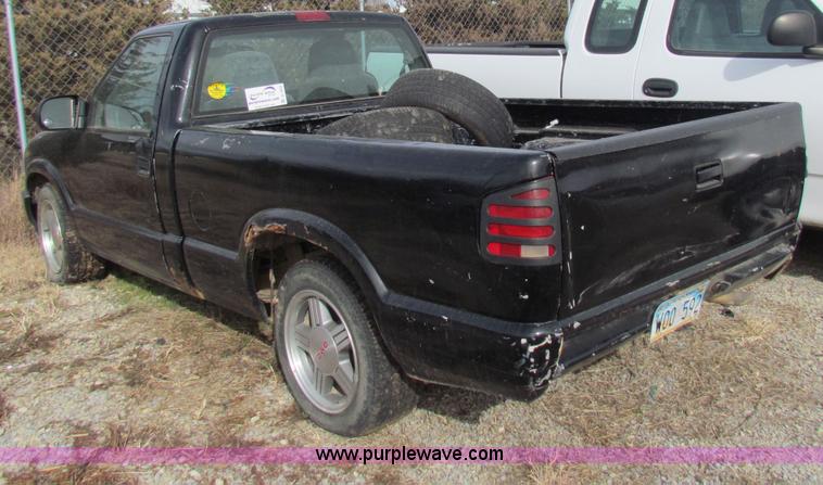 image for item B7052 2000 GMC Sonoma S10 pickup truck