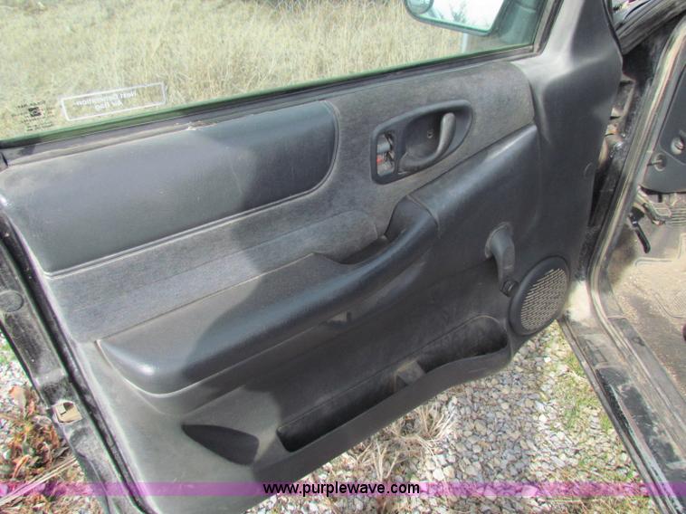 image for item B7052 2000 GMC Sonoma S10 pickup truck