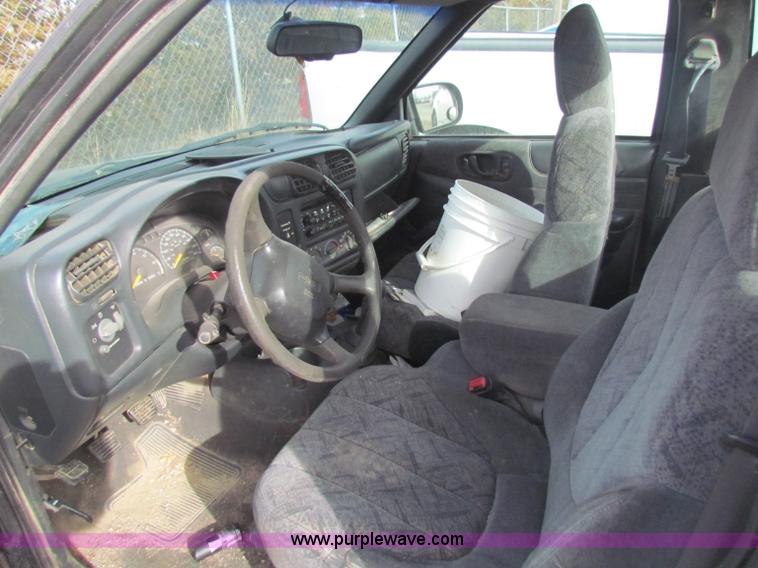 image for item B7052 2000 GMC Sonoma S10 pickup truck