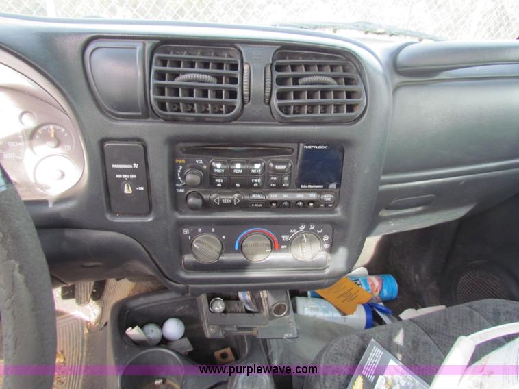 image for item B7052 2000 GMC Sonoma S10 pickup truck