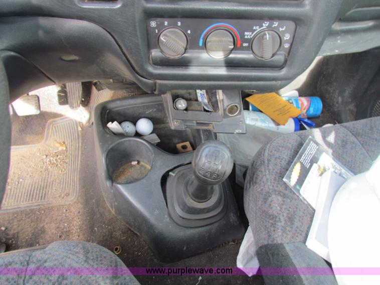 image for item B7052 2000 GMC Sonoma S10 pickup truck