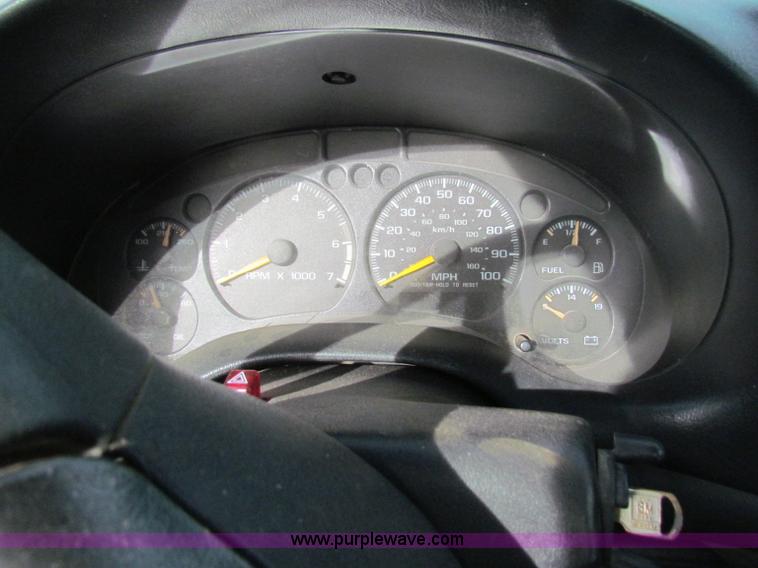 image for item B7052 2000 GMC Sonoma S10 pickup truck