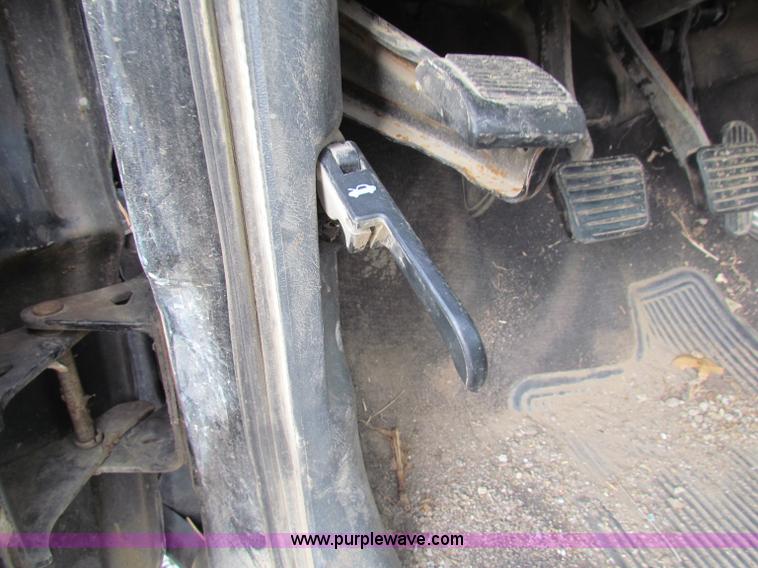 image for item B7052 2000 GMC Sonoma S10 pickup truck