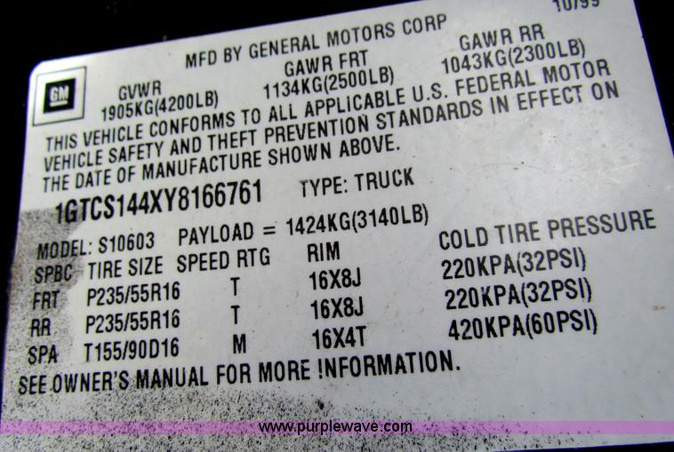image for item B7052 2000 GMC Sonoma S10 pickup truck