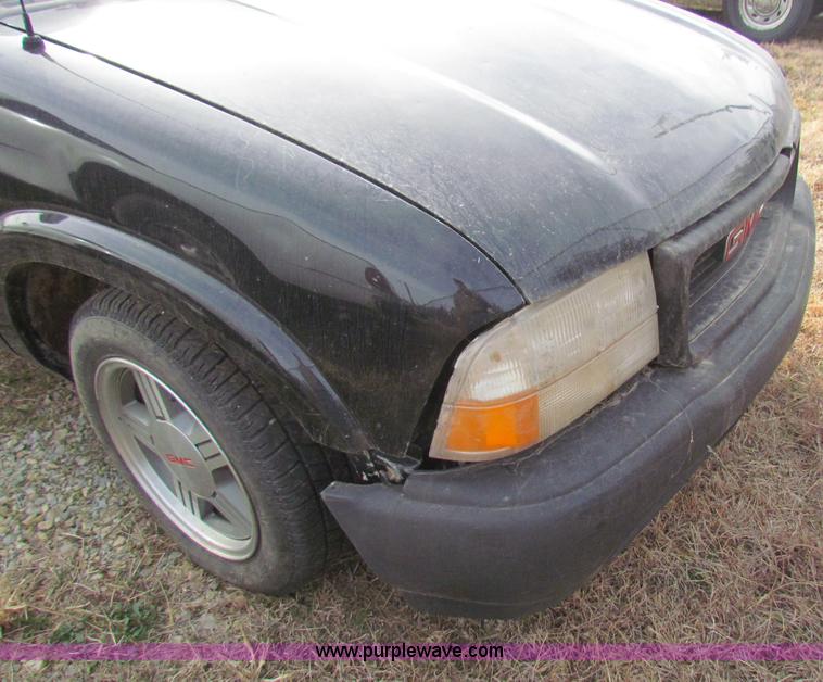 image for item B7052 2000 GMC Sonoma S10 pickup truck