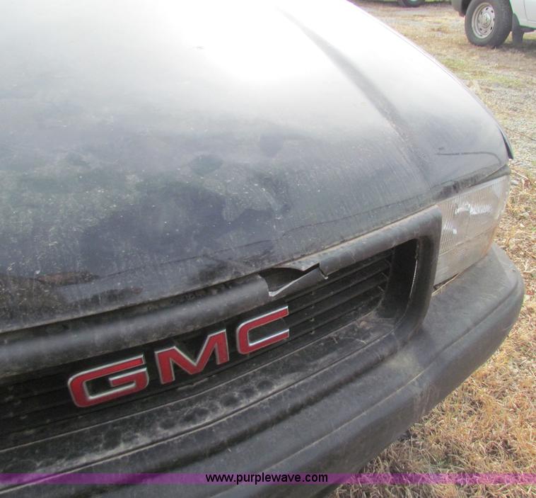 image for item B7052 2000 GMC Sonoma S10 pickup truck