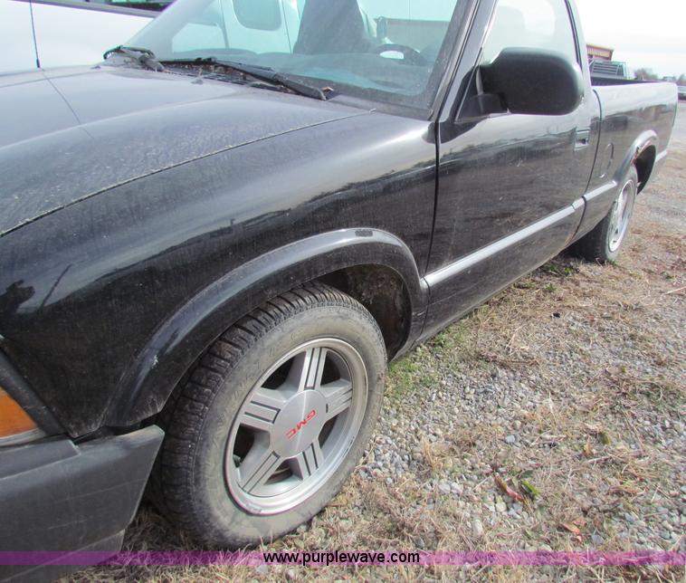 image for item B7052 2000 GMC Sonoma S10 pickup truck