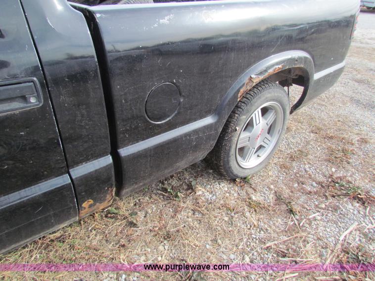 image for item B7052 2000 GMC Sonoma S10 pickup truck
