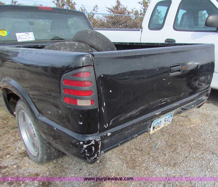 image for item B7052 2000 GMC Sonoma S10 pickup truck
