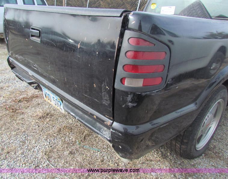 image for item B7052 2000 GMC Sonoma S10 pickup truck