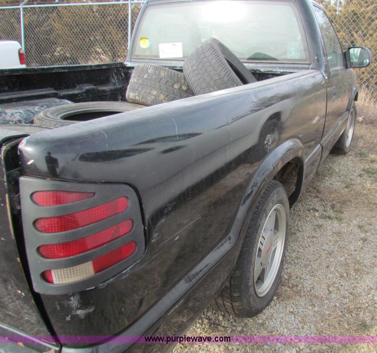 image for item B7052 2000 GMC Sonoma S10 pickup truck