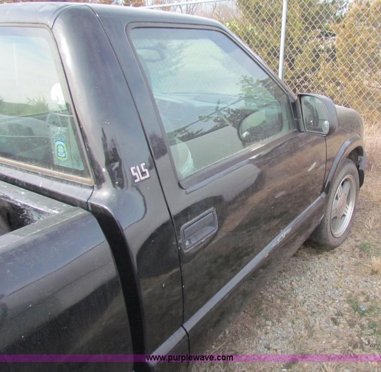 image for item B7052 2000 GMC Sonoma S10 pickup truck