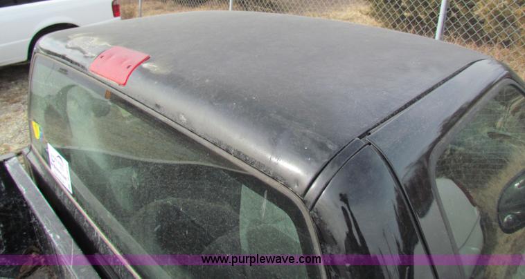 image for item B7052 2000 GMC Sonoma S10 pickup truck