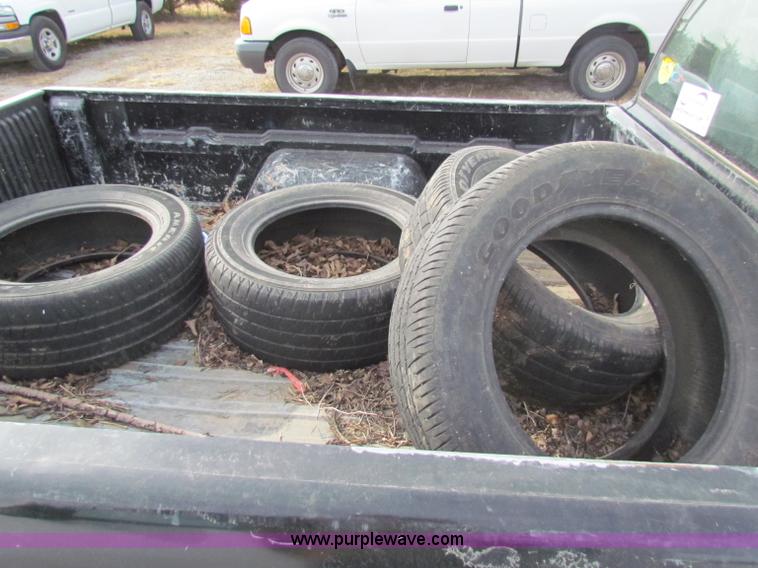 image for item B7052 2000 GMC Sonoma S10 pickup truck