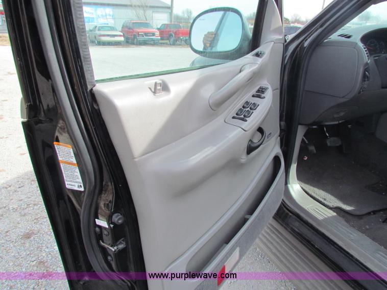 image for item B7054 2002 Ford Expedition Eddie Bauer SUV