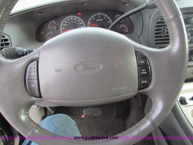 image for item B7054 2002 Ford Expedition Eddie Bauer SUV