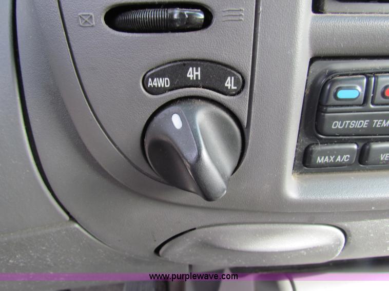 image for item B7054 2002 Ford Expedition Eddie Bauer SUV