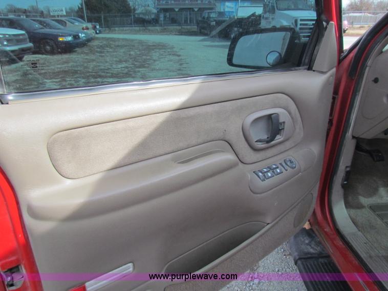 image for item B7055 1999 GMC Yukon SUV